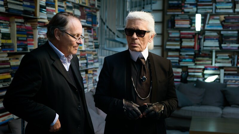 Designer Karl Lagerfeld (re.) im Gespräch mit Filmemacher Gero von Boehm (li.). – Bild: ZDF und Till Vielrose