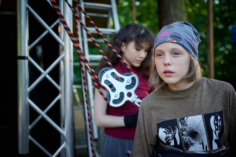 Joyce (Matilda Willigalla, r. mit Clara Jaschob) sucht überraschenderweise nach einem Weg ins Theatermodul zu kommen. Dazu muss sie an Reena vorbei. – Bild: mdr/​Saxonia Media/​Felix Abraham