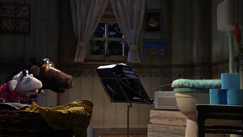 Pferd und Wolle sind auf der Suche nach dem verschwundenen Mond. – Bild: NDR/​Sesame Workshop