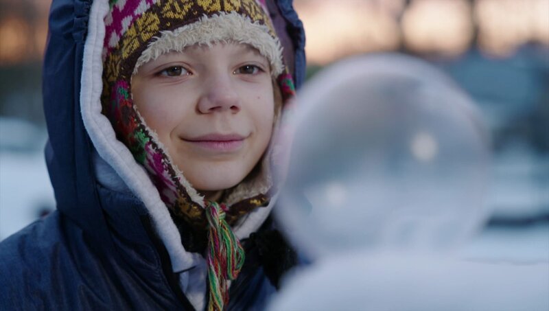 Olivia probiert, eine Seifenblase in der Kälte gefrieren zu lassen. – Bild: WDR/​Die Sendung mit dem Elefanten