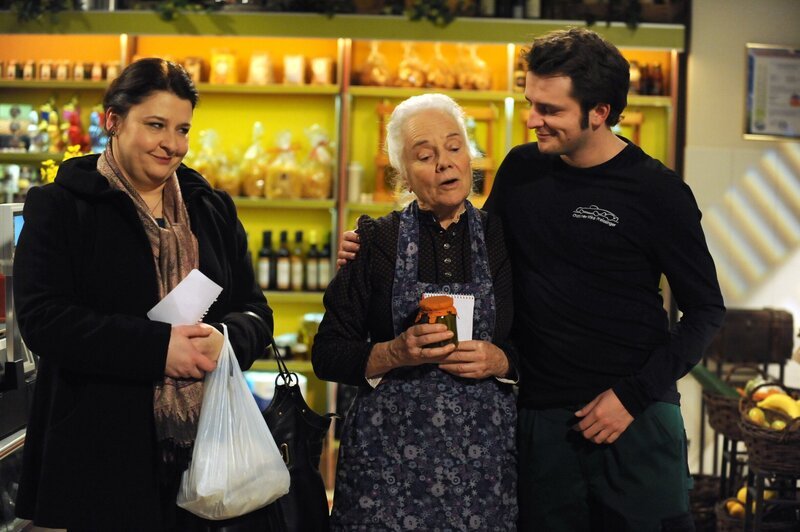 Flori und Monika wollen Theres partout nicht beim Schreiben ihrer Todesanzeige helfen. Von links: Monika Vogl (Christine Reimer), Theresa (Ursula Erber) und Florian Brunner (Tommy Schwimmer). – Bild: BR/​Marco Orlando Pichler