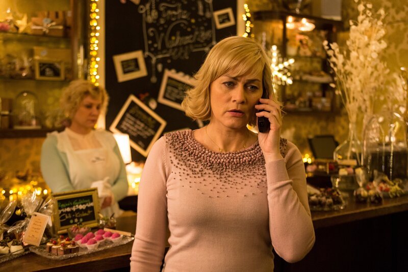 Schlechte Nachrichten in der Weihnachtszeit: Regina (Gesine Cukrowski, r.) erhält die Nachricht vom Tod ihres Vaters in ihrer Patisserie. – Bild: To Kuehne /​ ZDF