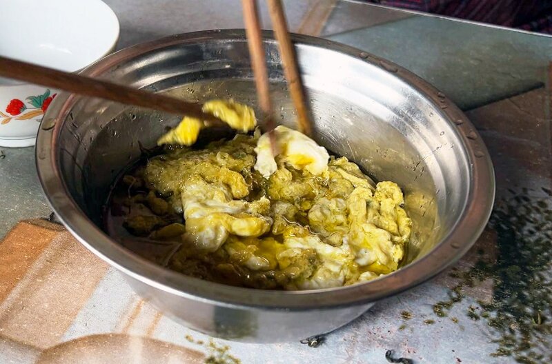 In China bereitet Huang ihr Rührei mit Grünteeblättern zu. – Bild: ARTE F /​ Elephant Doc