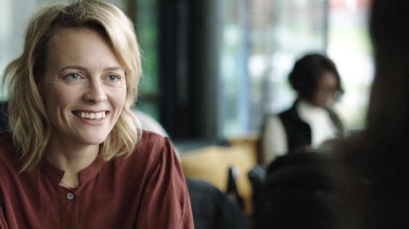 Clara (Josephine Bornebusch) trifft sich mit ihrem gutaussehenden Nachbarn Peter (Sverrir Gudnason). – Bild: Viaplay/​Frida Wendel