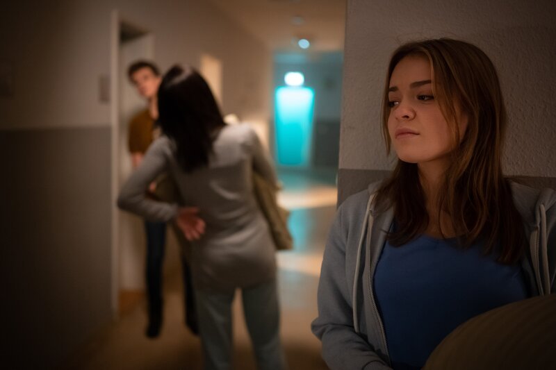 Frau Schiller (Elisa Ueberschär, hinten) erwischt Leni (Linda Schablowski, Mitte) und Cäcilia (Carlotta Weide, vorne) bei einem besonderen Test hinsichtlich ihrer Beziehung. – Bild: KiKA