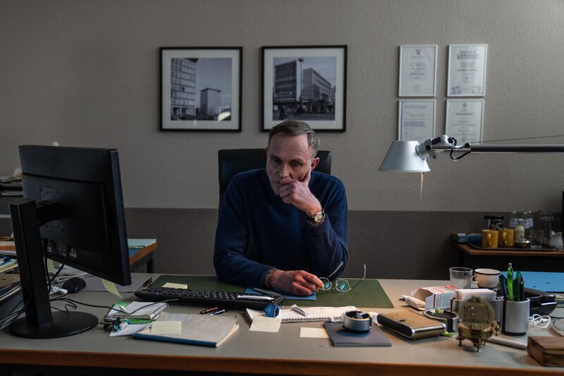 Holger Tesche (Dirk Martens) in seinem Büro in der JVA. – Bild: Wolfgang Ennenbach /​ RTL /​ Warner TV Serie