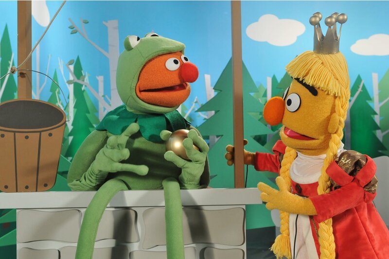 Bert (r.) als Prinzessin, Ernie (l.) als Frosch – Bild: NDR/​Studio Hamburg Produktion/​Sesame workshop