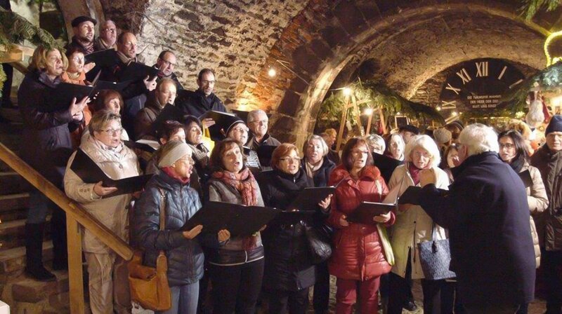 Weihnachtliche Musik untermalt den Adventmarktbesuch. Der Eferdinger Chor „Contrapunctus floridus“ am „Eferdinger Schlossadvent“. – Bild: ZDF und ORF