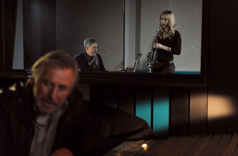 Gemeinsam mit dem Gitarristen startet Jana einen neuen „Take“. Von links: Martin Kirchleitner (Hermann Giefer), Gitarrist (Markus Schmidt-Märkl) und Jana Keller (Isabella Hübner). – Bild: BR/​Marco Orlando Pichler