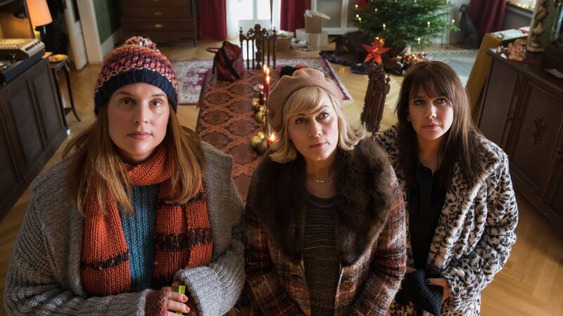 Die Weihnachtstöchter von links: Katarina (Elena Uhlig), Regina (Gesine Cukrowski), Diana (Felicitas Woll) schauen andächtig zum Porträt des gemeinsamen Vaters hoch. – Bild: ZDF und christian lüdeke