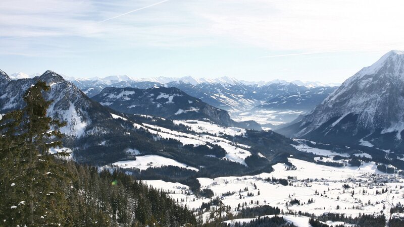 Universum: „Weiß wie Schnee“, Schnee ist Schnee ist Schnee. Ein Wort, das bei allen Menschen, die ihn je erlebt haben, eine Vielzahl an Assoziationen auslöst. Diese reichen von weich, warm, Geborgenheit am offenen Kamin, über Weihnachten, Ferien, Schifahren, bis zu Furcht erregend, kalt, tödlich. Aber was ist Schnee? Wie entsteht er? Jede Schneeflocke ist ein Unikat, keines der sechsstrahligen Gebilde gleicht dem anderen. Angeblich ist die Zahl der Varianten so groß, dass es unmöglich ist, für die Entstehung der Schneeflocken ein vollständiges mathematisches Modell zu erstellen. Neben all den wissenschaftlichen Annäherungen an das Thema Schnee, bleibt in der Dokumentation ausreichend Raum, um sich diesem weißen Stoff auch kulturphilosophisch anzunähern. Menschen und Tiere, die ihr Leben lang im Schnee verbringen, werden ebenso vorgestellt wie Menschen, in deren Wortschatz es keine Bezeichnung für diese Niederschlagsform gibt. – Bild: Honorarfrei – nur für diese Sendung bei Nennung ZDF und ORF/​EPO Film, Gunther Poeschl.