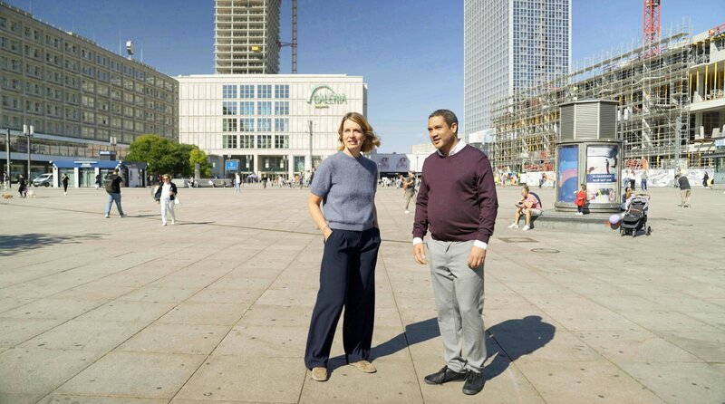 Jessy Wellmer im Gespräch mit Werbeagentur-Chef Simon Usifo. – Bild: rbb/​beckground TV