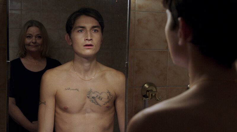 Aron (Gustav Lindh) erscheint seine verstorbene Mutter Kersti (Ia Langhammer). – Bild: Viaplay/​Ragna Jorming