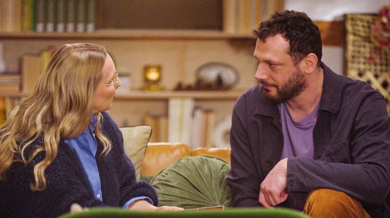 Matthias erzählt Franca im Coaching von seinen Depressionen als Kind und seiner langjährigen Alkoholabhängigkeit später als Erwachsener. – Bild: HR/​Janne Ebel