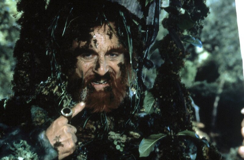 Mit einem Wassereimer erscheint aus dem Brunnen der Teufel (Hector Alterio). Das Spiel beginnt. – Bild: ZDF und Omnia-Film