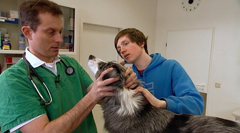 Johannes besucht mit seinem Hund den Tierarzt, und als Belohnung gibt es einen Hundekuchen. – Bild: WDR