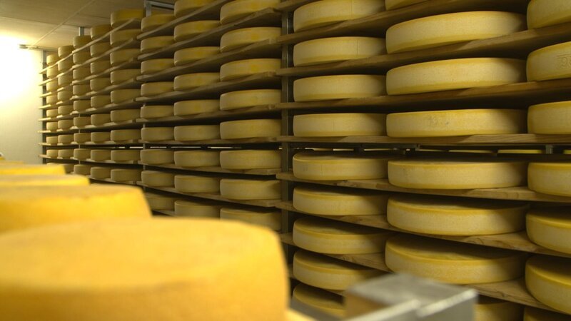 Ausschnitt aus der Käselagerung. – Bild: BR/​south & browse GmbH