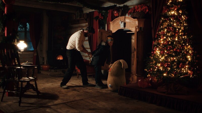 Sascha (Simon Böer) befreit Max (Santino Bathe) und Beutolomäus. Ruprecht hatte beide in einem Schrank eingesperrt. – Bild: KiKA/​WunderWerk