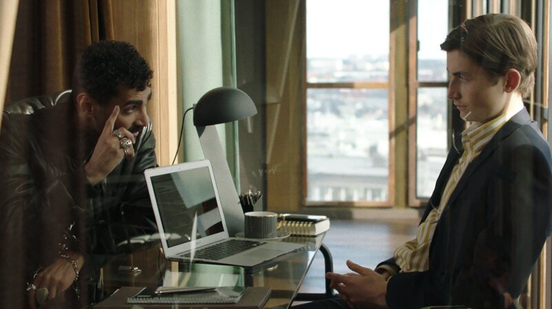 Für Aron (Gustav Lindh, re.) läuft es besser, seit er das lukrative Mandat von Rick (Alexander Abdallah), dem neuen Freund seiner Ex-Freundin Elsa, an Land gezogen hat. – Bild: Viaplay/​Ragna Jorming