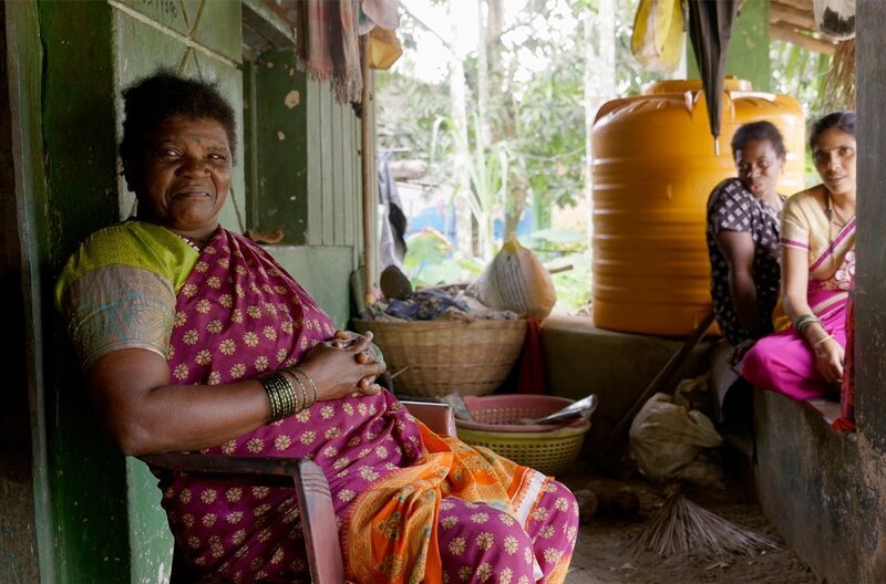 Akshey Siddi (nicht im Bild) besucht seine Großmutter und Tanten im Dorf Mainalli. – Bild: SWR/​Lars Barthel