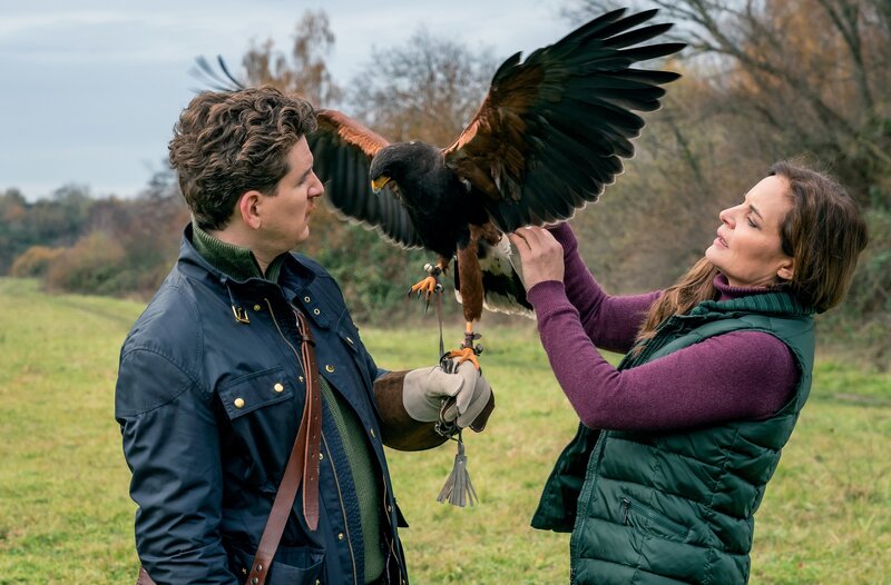 Die freie Tierärztin Dr. Susanne Mertens (Elisabeth Lanz, r.) untersucht einen verletzten Falken. Zoodirektor Jasper Winter (Dominik Weber, l.) hängt sehr an dem Tier, wodurch Susanne das Überleben eines anderen Zootieres sichern kann. – Bild: ARD/​Steffen Junghans
