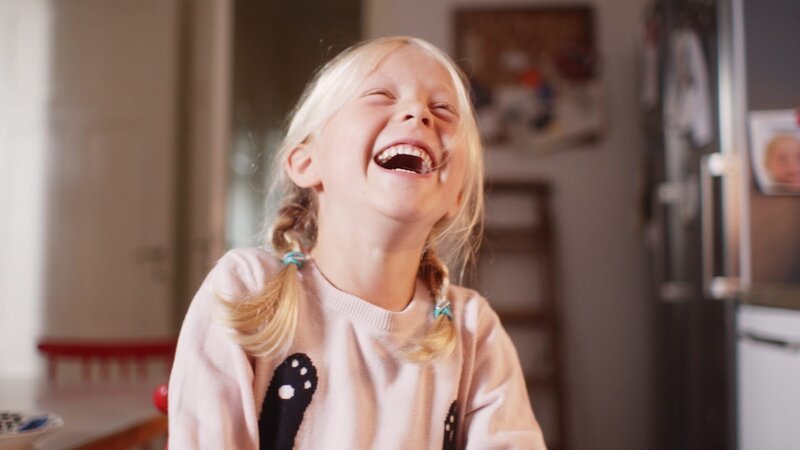 Vilda (Sofia Sittnikow) findet Pfannkuchen backen großartig! – Bild: KiKA/​Anton Tevajärvi