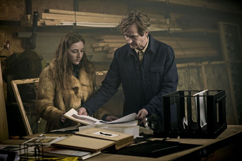 Sara (Caroline Vedel) hilft Philip (Lars Brygmann). – Bild: BR/​DR/​Bo Tengberg