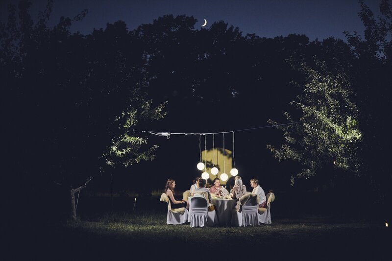 Die Landfrauen bei Mondschein am Dinnertisch. – Bild: BR/​megaherz gmbh/​Philipp Thurmaier