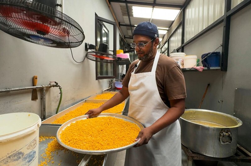 Chefkoch Nawshad Bundhoo beherrscht die Zubereitung des Nationalgerichts Dholl Puri wie im Schlaf – Bild: Elephant Doc