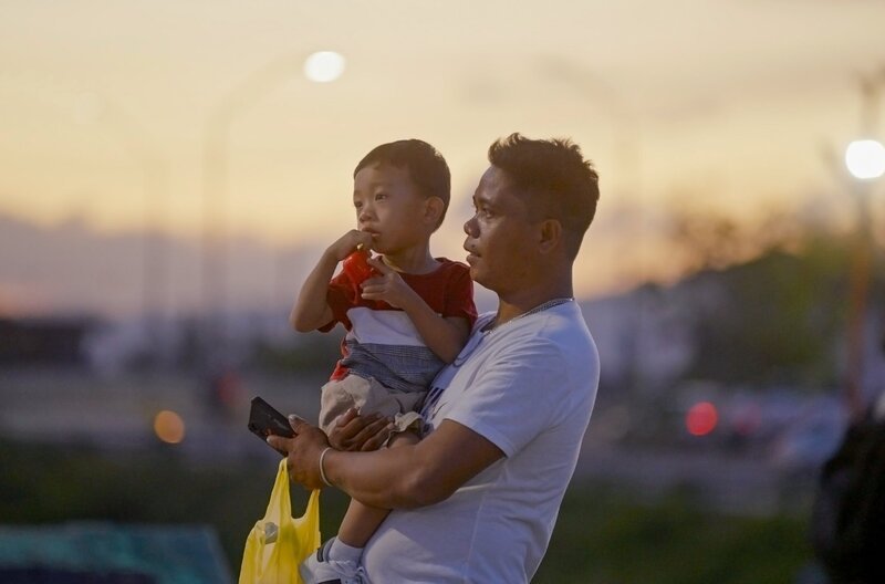 Studien zeigen, dass väterliche Fürsorge evolutionär schon früh überlebenswichtig war und sich die Rolle des Vaters nicht nur auf die des „Helfers“ beschränkt. – Bild: Tangerine/​Ouragan