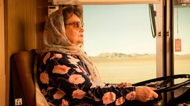 Margarete (Swetlana Schönfeld) mit dem Bus. Weiteres Bildmaterial finden Sie unter www.br-foto.de. – Bild: BR/​Novafilm GmbH /​ Alva Nowak