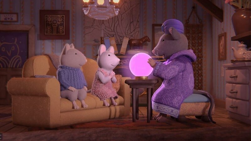 Julia (Mitte) hat ihre Glücksmuschel verloren. Gemeinsam mit Sam (links) besucht sie Frau Träumer (rechts), die ihnen mit ihrer Kristallkugel vielleicht bei der Suche behilflich sein kann. – Bild: ZDF/​Cielo Films/​Caribara Production/​SuperswissRed/​M.A.R.K.13/​ZDF Studios GmbH