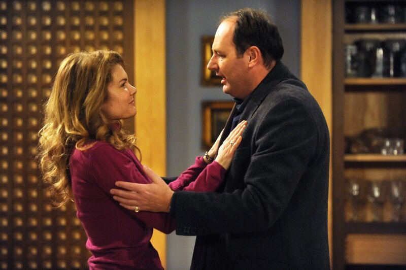 Hubert ist sprachlos, als Uschi ihm die gute Nachricht überbringt. Von links: Uschi Guggenmoser (Silke Popp) und Hubert Kirchleitner (Bernhard Ulrich). – Bild: BR/​Marco Orlando Pichler