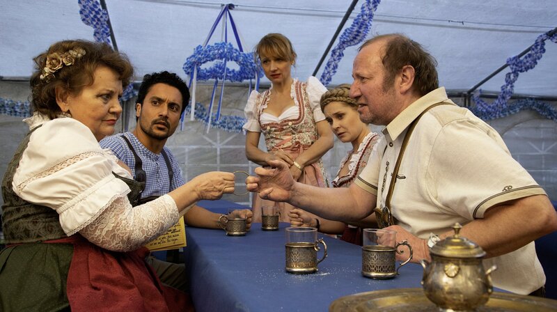 Die Mitarbeiter des Instituts beim bayerischen Volksfest. Von links: Margarete (Swetlana Schönfeld), Haschim (Omar El-Saeidi), Dr. Eckhart (Christina Große), Jördis (Nadja Bobyleva) und Gmeiner (Rainer Reiners). Weiteres Bildmaterial finden Sie unter www.br-foto.de – Bild: BR/​Novafilm Fernsehproduktion GmbH/​Delia Woehler