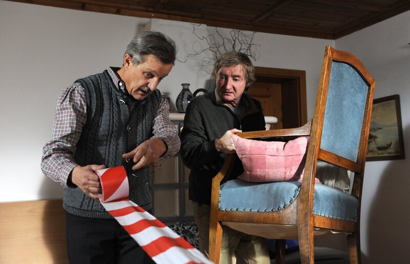 Schattenhofer räumt mit Xaver seine Einrichtung um. Von links: Lorenz Schattenhofer (Werner Rom) und Xaver (Michael Schreiner). – Bild: BR/​Marco Orlando Pichler