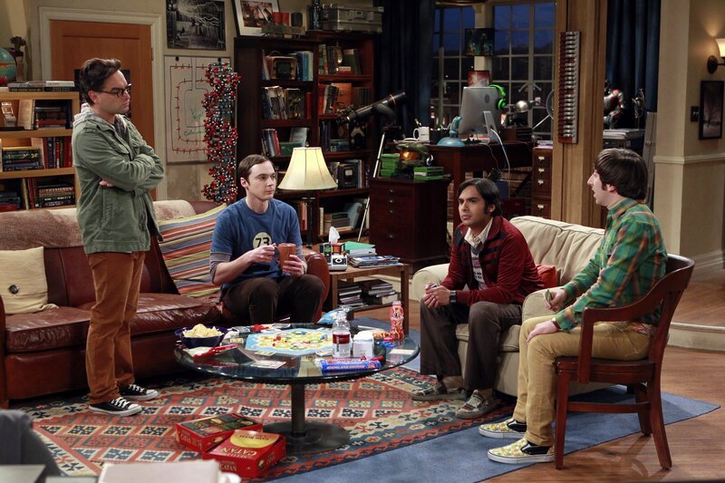Als sich Leonard (Johnny Galecki, l.) mit seinem früheren Mitschüler Jimmy trifft, wollen Sheldon (Jim Parsons, 2.v.l.), Raj (Kunal Nayyar, 2.v.r.) und Howard (Simon Helberg, r.) ihn als moralische Unterstützung begleiten … – Bild: Warner TV Comedy