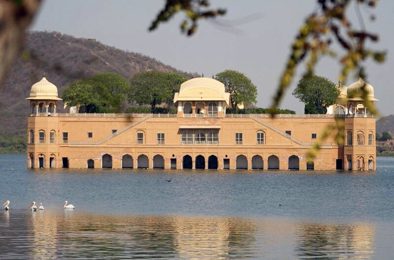 In Indien setzt sich die dezente Farbe Khaki nicht nur an den Hausfassaden, sondern auch bei der Kleidung durch. – Bild: Elephant Doc