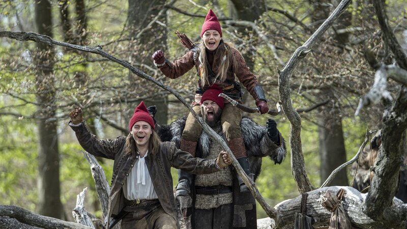 Birk (Jakob Femerling, links), Falke (Viilbjørk Malling Agger, Mitte) und Grot (Esben Dalgaard Andersen, rechts) gelingt es ihre Differenzen vergessen und den Trollen zu entkommen. – Bild: BR/​TV 2 Denmark/​Per Arnesen