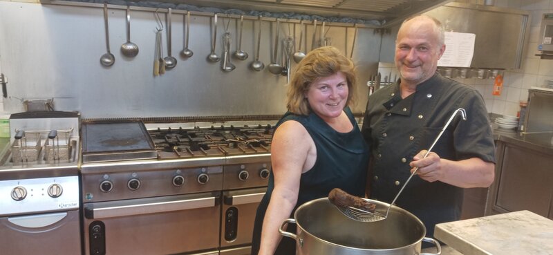 Wirt und Koch Günther Putz mit seiner Frau Lisa in der Küche des Gasthauses „Alter Weißbräu“ in Bad Birnbach. (Keyvisual). – Bild: Raimund Lesk /​ BR