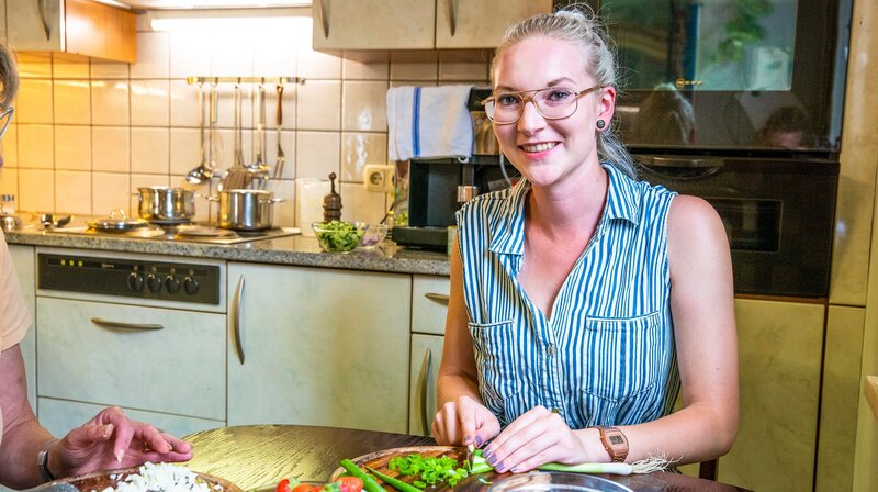 Martina Knecht schneidet Frühlingszwiebeln für die Vorspeise. Weiteres Bildmaterial finden Sie unter www.br-foto.de. – Bild: BR/​megaherz gmbh/​Moritz Sonntag