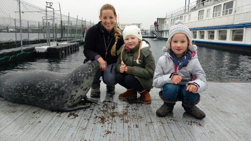 Marlene (l.) und Ida (r.) im Robbenforschungszentrum Rostock – Bild: NDR/​Studio Hamburg Produktion/​Sesame workshop