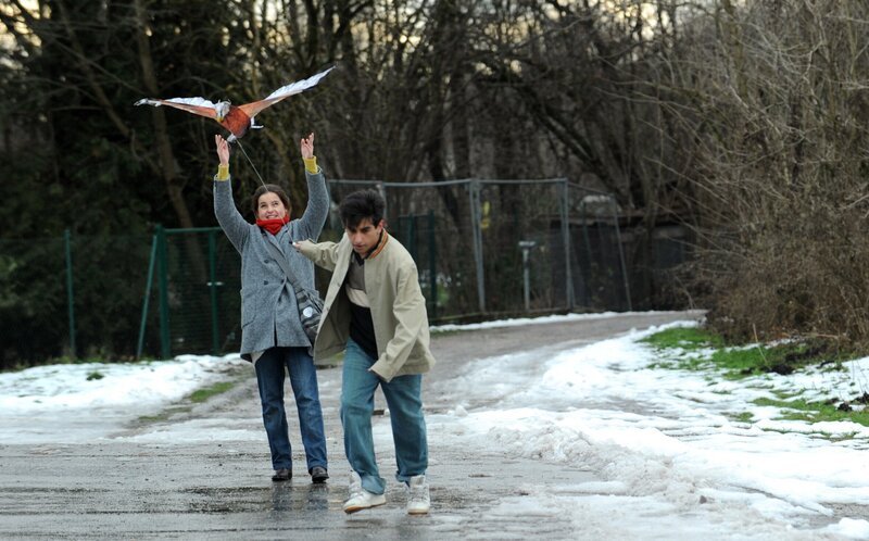 Charlie (Marie-Claire Schuller) und Amir (Zejhun Demirov) haben Spaß beim Drachensteigen. – Bild: BR/​Marco Orlando Pichler