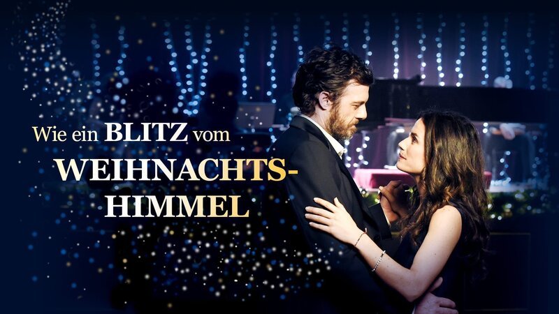 Key Visual mit Branding/Typo zum Film „Wie ein Blitz vom Weihnachtshimmel“. Produktionsassistentin Mélodie (Barbara Cabrita) und der berühmte Pianist Michaël Grimaud (Lannick Gautry) zu einem Auftritt beim Weihnachtskonzert im Wiener Schloss Schönbrunn. – Bild: Ch. Lartige / TF1 / Big Band Story / BR Key Visual mit Branding/Typo zum Film „Wie ein Blitz vom Weihnachtshimmel“. Produktionsassistentin Mélodie (Barbara Cabrita) und der berühmte Pianist Michaël Grimaud (Lannick Gautry) zu einem Auftritt beim Weihnachtskonzert im Wiener Schloss Schönbrunn. – Bild: Ch. Lartige / TF1 / Big Band Story / BR