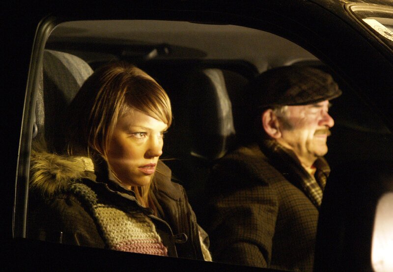 Anna (Britta Hammelstein, links) fährt mit Pauls Großvater Blasius (Branko Samarovski) ins Krankenhaus. – Bild: BR/​ARD/​ORF/​Miguel Dieterich