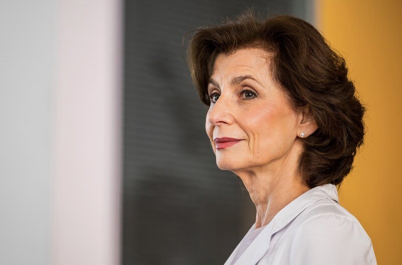 Prof. Dr. Karin Patzelt (Marijam Agischewa) blickt mit großer Freude und Leidenschaft auf ihre Arbeit und die des Kollegiums im JTK. – Bild: ARD/​Michael Kremer