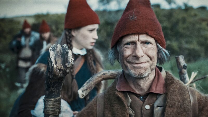 Tinka (Josephine Chavarria Højbjerg) überredet Kinok (Kristian Holm Joensen) ihnen zu helfen den Weg nach Hause zu finden. – Bild: BR/​TV 2 Denmark/​Cosmo Film