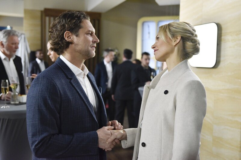 Niclas (Ron Holzschuh) begrüßt auf dem Kader-Empfang Lena (Birte Glang). – Bild: RTL /​ Julia Feldhagen