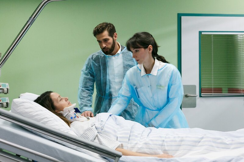Deniz (Igor Dolgatschew) ist erleichtert, als Jenny (Kaja Schmidt-Tychsen, l.) im Beisein einer Krankenschwester (Komparsin) wieder aufwacht. – Bild: RTL /​ Kai Schulz