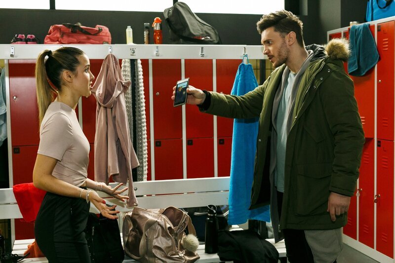 Ronny (Bela Klentze) ist fassungslos, als er von Chiaras (Alexandra Fonsatti) Trip mit Maximilian erfährt. – Bild: RTL /​ Kai Schulz