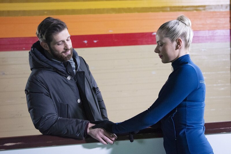 Deniz (Igor Dolgatschew) ist froh, als Marie (Cheyenne Pahde) ihm Rückendeckung gibt. – Bild: RTL /​ Julia Feldhagen